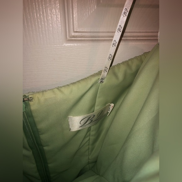 B2 FULL LENGTH GOWN- Meadow Green - Picture 4 of 7